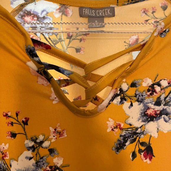 Pretty Floral Shirt 💐 - Picture 3 of 3